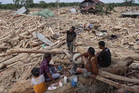 Sementara, data terbaru Badan Nasional Penanggulangan Bencana (BNPB) pada 2 Desember 2025, menyebut, secara keseluruhan, korban tewas akibat rangkaian banjir dan tanah longsor yang melanda se