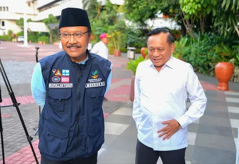 Menteri Sosial (Mensos) Saifullah Yusuf bersama Direktur CSR Emtek Media sekaligus Ketua Umum YPP, Imam Sudjarwo, saat menyerahkan bantuan kemanusiaan bencana Sumatera di Kantor Kementerian Sosial RI, Jakarta, Sabtu (13/12/2025).