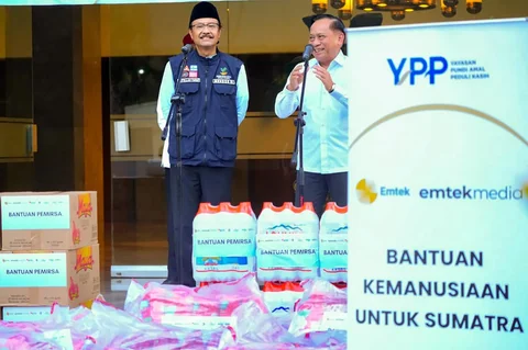 Menteri Sosial (Mensos) Saifullah Yusuf bersama Direktur CSR Emtek Media sekaligus Ketua Umum YPP, Imam Sudjarwo, saat menyerahkan bantuan kemanusiaan bencana Sumatera di Kantor Kementerian Sosial RI, Jakarta, Sabtu (13/12/2025).