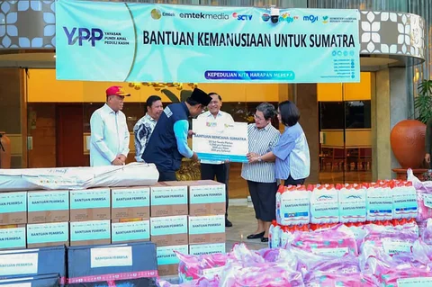 Menteri Sosial (Mensos) Saifullah Yusuf bersama Direktur CSR Emtek Media sekaligus Ketua Umum YPP, Imam Sudjarwo, saat menyerahkan bantuan kemanusiaan bencana Sumatera di Kantor Kementerian Sosial RI, Jakarta, Sabtu (13/12/2025).