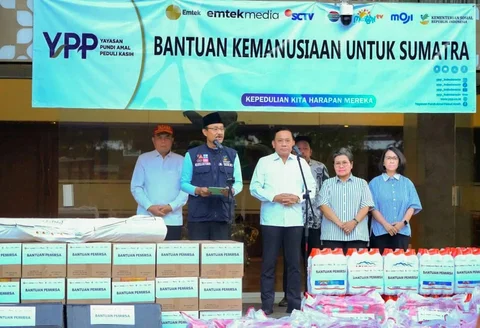 Menteri Sosial (Mensos) Saifullah Yusuf bersama Direktur CSR Emtek Media sekaligus Ketua Umum YPP, Imam Sudjarwo, saat menyerahkan bantuan kemanusiaan bencana Sumatera di Kantor Kementerian Sosial RI, Jakarta, Sabtu (13/12/2025).