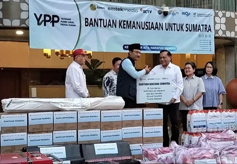 Menteri Sosial (Mensos) Saifullah Yusuf bersama Direktur CSR Emtek Media sekaligus Ketua Umum YPP, Imam Sudjarwo, saat menyerahkan bantuan kemanusiaan bencana Sumatera di Kantor Kementerian Sosial RI, Jakarta, Sabtu (13/12/2025).