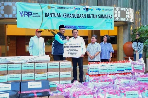Menteri Sosial (Mensos) Saifullah Yusuf bersama Direktur CSR Emtek Media sekaligus Ketua Umum YPP, Imam Sudjarwo, saat menyerahkan bantuan kemanusiaan bencana Sumatera di Kantor Kementerian Sosial RI, Jakarta, Sabtu (13/12/2025).