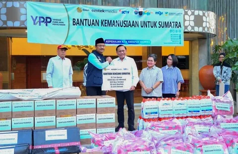 Menteri Sosial (Mensos) Saifullah Yusuf bersama Direktur CSR Emtek Media sekaligus Ketua Umum YPP, Imam Sudjarwo, saat menyerahkan bantuan kemanusiaan bencana Sumatera di Kantor Kementerian Sosial RI, Jakarta, Sabtu (13/12/2025).