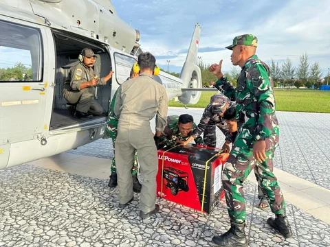 Prajurit TNI AL saat mendistribusikan genset mobile di RSUD Aceh Timur, Aceh, Sabtu (13/12/2025).