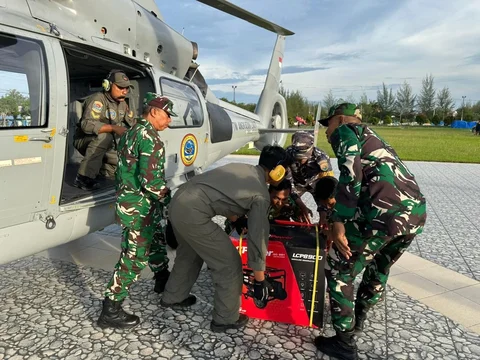 Prajurit TNI AL saat mendistribusikan genset mobile di RSUD Aceh Timur, Aceh, Sabtu (13/12/2025).