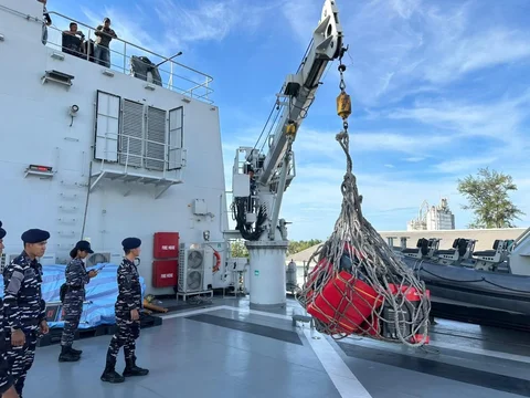 Prajurit TNI AL saat mendistribusikan genset mobile di RSUD Aceh Timur, Aceh, Sabtu (13/12/2025).