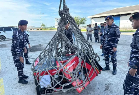 Prajurit TNI AL saat mendistribusikan genset mobile di RSUD Aceh Timur, Aceh, Sabtu (13/12/2025).