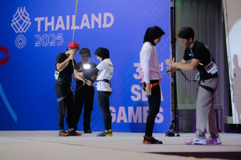 Pemanjat putri Indonesia Puja Lestari bersama rekannya Susan Nurhidayah saat tampil pada final nomor speed putri SEA Games 2025 di Bangkok Sport Climbing Center, Bangkok,  Sabtu (13/12/2025).