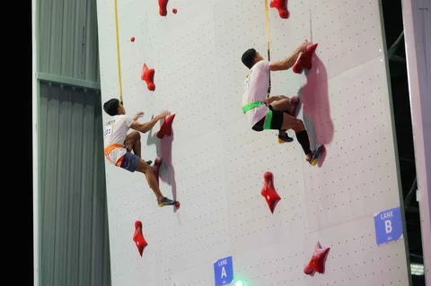 Pemanjat putri Indonesia Puja Lestari bersama rekannya Susan Nurhidayah saat tampil pada final nomor speed putri SEA Games 2025 di Bangkok Sport Climbing Center, Bangkok,  Sabtu (13/12/2025).