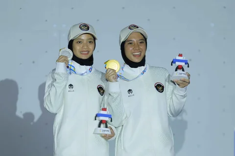 Pemanjat putri Indonesia Puja Lestari bersama rekannya Susan Nurhidayah saat meraih emas dan perak nomor speed putri SEA Games 2025 di Bangkok Sport Climbing Center, Bangkok,  Sabtu (13/12/2025).