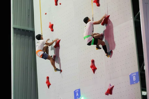 Pemanjat putra Indonesia Antasyafi Robby Al Hilmi  bersama  reaknnya Muhammad Fajrisaat tampil final nomor speed putri SEA Games 2025 di Bangkok Sport Climbing Center, Bangkok,  Sabtu (13/12/2025).