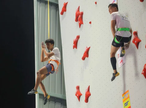 Pemanjat putra Indonesia Antasyafi Robby Al Hilmi  bersama  reaknnya Muhammad Fajrisaat tampil final nomor speed putri SEA Games 2025 di Bangkok Sport Climbing Center, Bangkok,  Sabtu (13/12/2025).