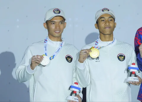 Pemanjat putra Indonesia Antasyafi Robby Al Hilmi  bersama  reaknnya Muhammad Fajrisaat tampil final nomor speed putri SEA Games 2025 di Bangkok Sport Climbing Center, Bangkok,  Sabtu (13/12/2025).
