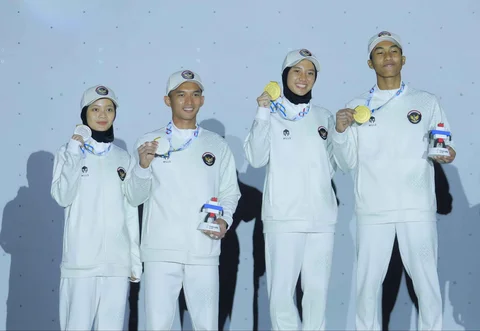 Pemanjat putra Indonesia Antasyafi Robby Al Hilmi  bersama  reakannya Muhammad Fajri saat tampil final nomor speed putri SEA Games 2025 di Bangkok Sport Climbing Center, Bangkok,  Sabtu (13/12/2025).