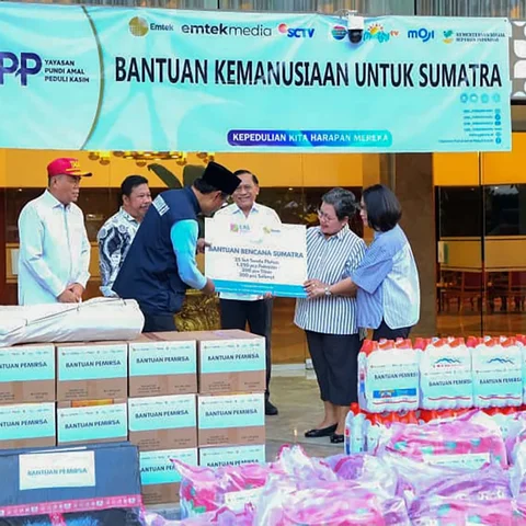 Menteri Sosial (Mensos) Saifullah Yusuf bersama Direktur CSR Emtek Media sekaligus Ketua Umum YPP, Imam Sudjarwo, saat menyerahkan bantuan kemanusiaan bencana Sumatera di Kantor Kementerian Sosial RI, Jakarta, Sabtu (13/12/2025).