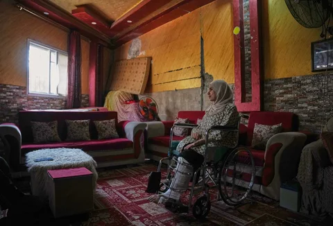 Haneen al-Mabhouh (34) duduk di kursi roda di rumah keluarganya di Nuseirat, Jalur Gaza tengah, Kamis (6/11/2025), setelah kehilangan kaki dalam serangan Israel di rumahnya yang juga menewaskan keempat putrinya, termasuk bayi berusia lima bulan.