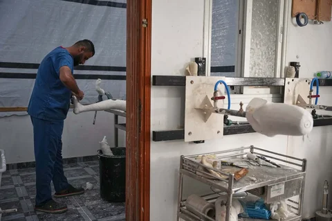 Teknisi kaki palsu Ahmed Al-Ashqar (34) menyiapkan bidai amputasi pada tahap awal pembuatan kaki palsu di Rumah Sakit Hamad, Zawaida, Jalur Gaza tengah, Kamis (27/11/2025).