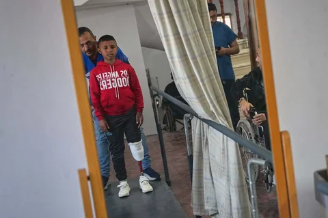 Fadi al-Balbisi, 12 tahun, yang kaki kanannya diamputasi setelah terkena tembakan artileri tentara Israel pada 28 April, menerima pelatihan rehabilitasi dengan kaki palsu di Rumah Sakit Hamad di Zawaida, Jalur Gaza tengah, Kamis, 4 Desember 2025.