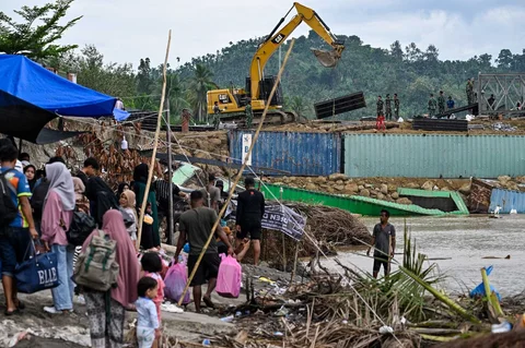 Prajurit TNI Kodam Iskandar Muda bersama petugas Kementerian Pekerjaan Umum menyelesaikan pembangunan jembatan bailey untuk memperbaiki sementara jembatan Juli yang rusak akibat bencana banjir bandang di Bireuen, Aceh, Minggu (14/12/2025),