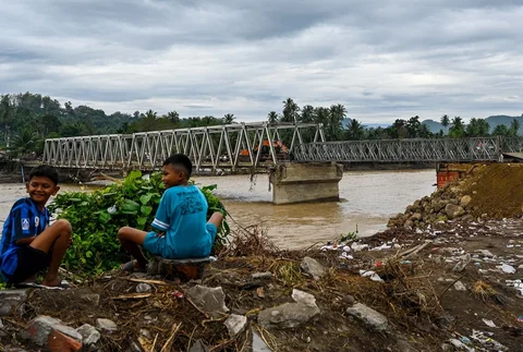 Pembangunan jembatan bailey untuk memperbaiki sementara jembatan Juli yang rusak akibat bencana banjir bandang di Bireuen, Aceh, Minggu (14/12/2025),