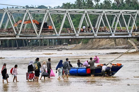 Pembangunan jembatan bailey untuk memperbaiki sementara jembatan Juli yang rusak akibat bencana banjir bandang di Bireuen, Aceh, Minggu (14/12/2025),