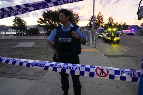 Polisi menutup area di Pantai Bondi setelah adanya laporan penembakan di Sydney, Minggu, (14/12/2025).