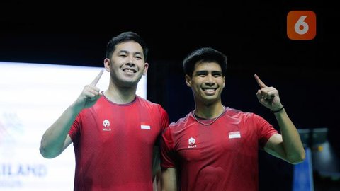 Ganda putra Indonesia Sabar Karyaman Gutama/Moh. Reza Pahlevi Isfahani, melakukan selebrasi setelah menaklukkan wakil Malaysia, Aaron Chia/Soh Wooi Yik pada laga final SEA Games 2025 di Thammasat University Rangsit Campus, Pathum Thani, Minggu (14/12/2025). (Bola.com/Bagaskara Lazuardi)