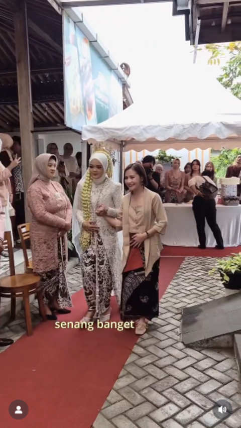 Gaya rambut Prilly Latuconsina di Pernikahan Fansnya di Jogja. [@prillylatuconsina96]