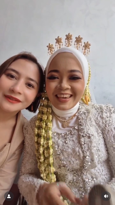 Gaya rambut Prilly Latuconsina di Pernikahan Fansnya di Jogja. [@prillylatuconsina96]