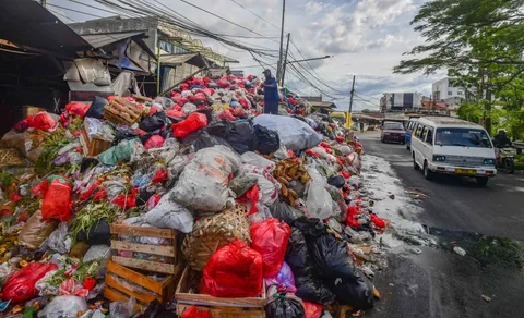 Pemulung memilah sampah plastik pada tumpukan sampah  di kawasan Pasar Manggis, Ciputat, Tangerang Selatan, Senin (15/12/2025).