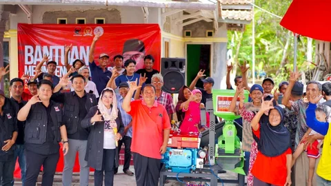 Anggota DPR RI Komisi XI, Kaisar Kiasa Kasih Said Putra, menyerahkan secara simbolis bantuan mesin penggiling padi kepada masyarakat di Desa Bojongsari, Kecamatan Kedungreja, dan Desa Madura, Kecamatan Wanareja, Kabupaten Cilacap.