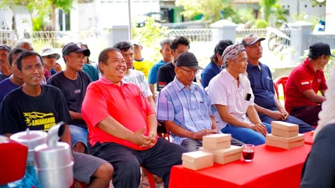 Anggota DPR RI Komisi XI, Kaisar Kiasa Kasih Said Putra, menyerahkan secara simbolis bantuan mesin penggiling padi kepada masyarakat di Desa Bojongsari, Kecamatan Kedungreja, dan Desa Madura, Kecamatan Wanareja, Kabupaten Cilacap.