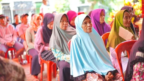 Anggota DPR RI Komisi XI, Kaisar Kiasa Kasih Said Putra, menyerahkan secara simbolis bantuan mesin penggiling padi kepada masyarakat di Desa Bojongsari, Kecamatan Kedungreja, dan Desa Madura, Kecamatan Wanareja, Kabupaten Cilacap.