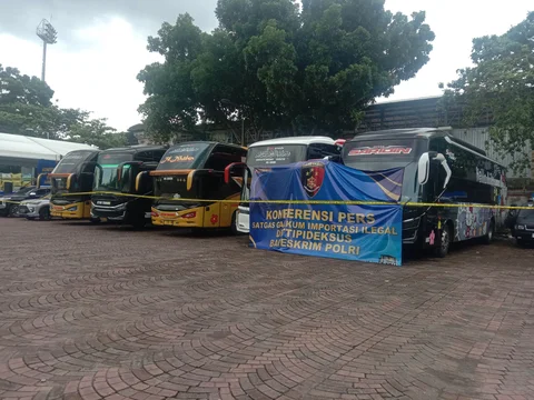 Tersangka dan barang bukti TPPU dan Bisnis Ilegal Pakaian Bekas di Bali saat ditampilkan pada konferensi pers, di GOR Ngurah Rai Denpasar Bali, Senin (15/12).