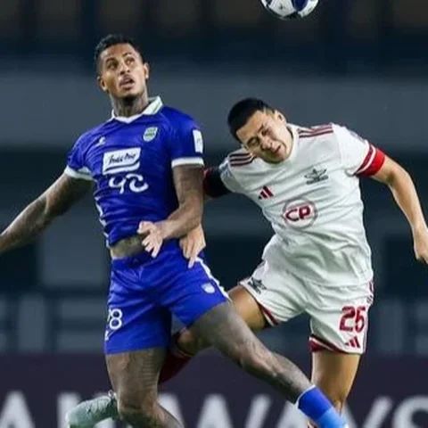 Striker Persib Bandung, Ramon Tanque berduel dengan bek Bangkok United, Suphan Thongsong dalamlaga keenam Grup G AFC Champions League 2 2025/2026 yang digelar di Stadion Gelora Bandung Lautan