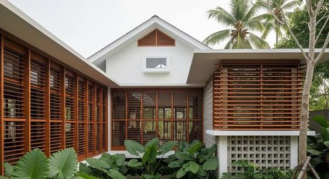 Penggunaan Material Dinding 'Breathable' & Lantai Dingin. Foto: Gemini