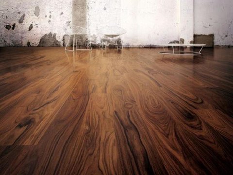 Penggunaan Material Dinding 'Breathable' & Lantai Dingin. Foto: Gemini