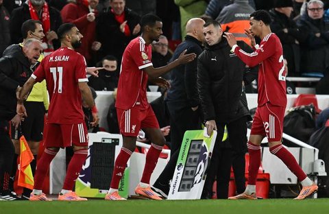 Penyerang Liverpool, Mohamed Salah, menyapa penggemar di Anfield usai laga antara Liverpool melawan Brighton and Hove Albion pada lanjutan Premier League 2025/2026, Sabtu (13/12/2025) malam W