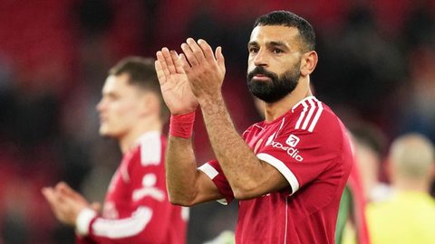 Penyerang Liverpool, Mohamed Salah, menyapa penggemar di Anfield usai laga antara Liverpool melawan Brighton and Hove Albion pada lanjutan Premier League 2025/2026, Sabtu (13/12/2025) malam W