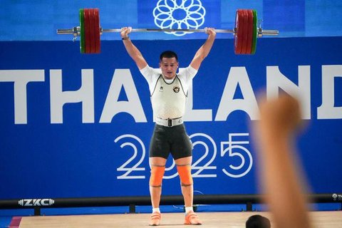 Rizki Juniansyah saat meraih medali emas di ajang SEA Games 2025. (NOC Indonesia)