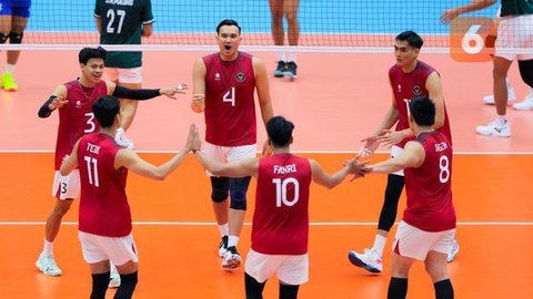Para pemain Timnas voli putra Indonesia meryakan kemenangan atas Myanmar pada laga perdana SEA Games 2025 di Indoor Stadium Huamark, Bangkok, Senin (15/12/2025). (Bola.com/Bagaskara Lazuardi)