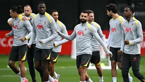 Pemain Liverpool, Ibrahima Konate (kedua kiri) dan Mohamed Salah saat sesi latihan menjelang matchday 2 league phase Liga Champions 2024/2025 melawan Bologna, di pusat latihan AXA di Liverpool, Inggris, pada 1 Oktober 2024. (Paul ELLIS/AFP)