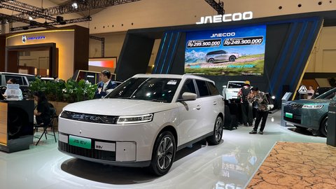 Jaecoo J5 EV tampil gagah di panggung GJAW 2025. (Liputan6.com/Septian Pamungkas)