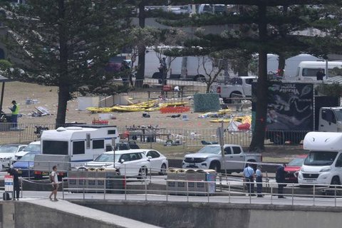 Perdana Menteri Negara Bagian New South Wales Chris Minns berbincang dengan Ahmed al Ahmed, pria muslim yang melucuti senjata salah satu pelaku penembakan Bondi Beach pada Minggu (14/12/2025)