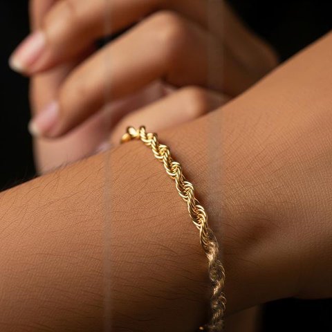 Tren Gelang Emas Bangle Tipis 2026 untuk Ibu Usia 50 Tahun yang Suka Tampilan Rapi/ Ilustrasi AI