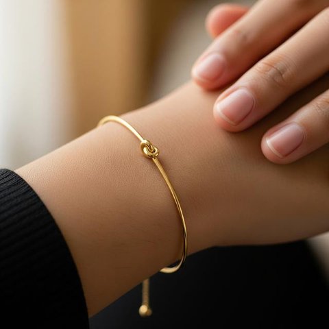 Tren Gelang Emas Bangle Tipis 2026 untuk Ibu Usia 50 Tahun yang Suka Tampilan Rapi/ Ilustrasi AI