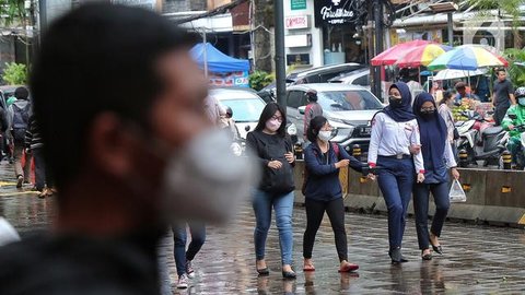 Karyawan perkantoran berjalan kaki  bergegas pulang di Kawasan Sudirman, Jakarta, Rabu (30/11/2022). Keputusan Pemerintah Provinsi (Pemprov) DKI Jakarta menaikan upah minimum provinsi (UMP) D