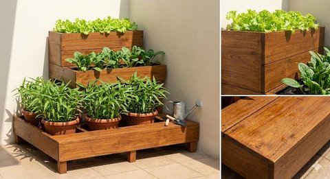 Menara Botol Plastik Bekas merupakan salah satu sistem kebun sayur bertingkat (Gemini AI)