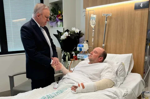 Perdana Menteri Australia Anthony Albanese bertemu dengan Ahmed al Ahmed di Rumah Sakit St George di Sydney, Selasa (16/12/2025).
